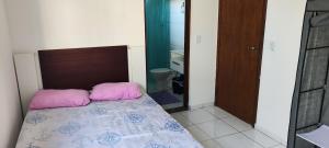 Casa térrea com piscina a 250 metros da praia