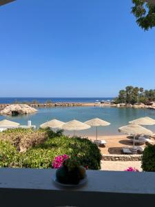 Domina coral bay Beach and lake direct view 3