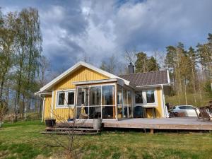 Gula Stugan Rönnäs Skogsväg