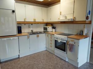 Gula Stugan Rönnäs Skogsväg