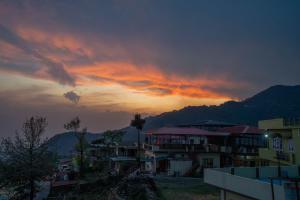 PerfectStayz Paradise near Bhatta Falls