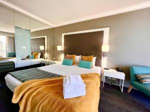 High Floor King Studio Surfers