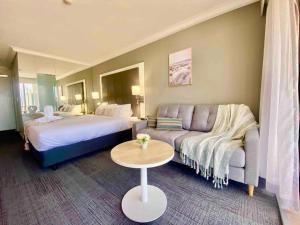 High Floor King Studio Surfers