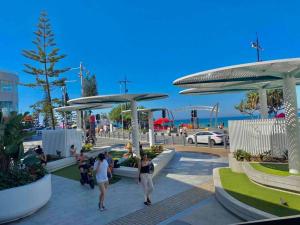 High Floor King Studio Surfers