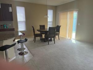 Room With Shared Bath, 20 Mins To Tesla