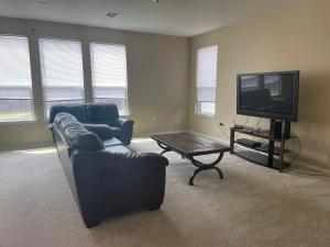 Room With Shared Bath, 20 Mins To Tesla