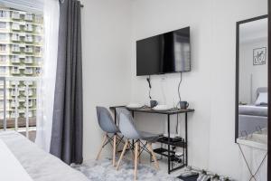 Studio Unit Near SM City and Ayala with Pool, Gym, Balcony and Fast Wifi