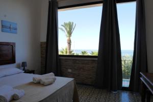 Camera Matrimoniale con Balcone e Vista Mare