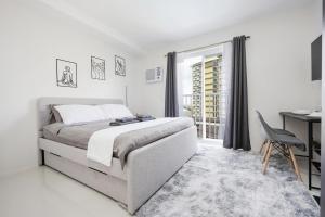 Studio Unit Near SM City and Ayala with Pool, Gym, Balcony and Fast Wifi