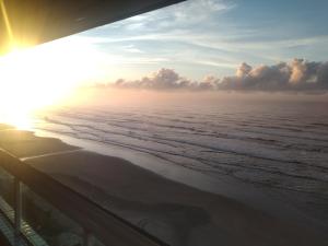 Apartamento frente mar pé na areia