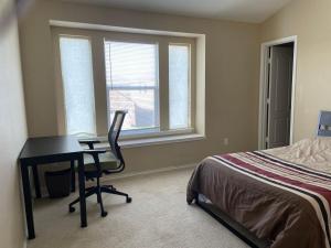 Room With Shared Bath, 20 Mins To Tesla