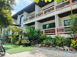 Jigsaw Cafe & Resort