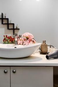 ARI Yellow Apartment with Panoramic Views