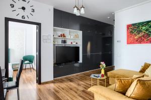 ARI Yellow Apartment with Panoramic Views