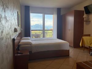 Triple Room with Lake View room in Hotel Casa Chincarini