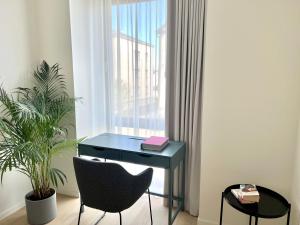 Brand new city centre apartment, free parking spot