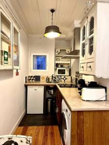 Kitsch Corner Paradise I