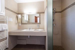Hotels Hotel Les Lentisques : photos des chambres
