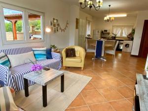 La Casuca del Postillo (Bajo con jardín y piscina)