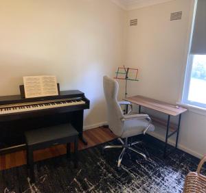 Cottage with Piano, Books & Games in the Hunter