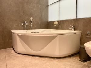 Central, spacious and bright 2-bedroom apartment.