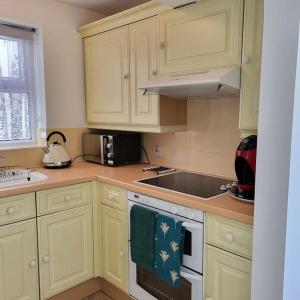 Cheerful, cosy, one bedroom home with patio and parking