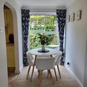 Cheerful, cosy, one bedroom home with patio and parking