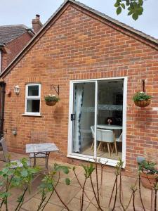 Cheerful, cosy, one bedroom home with patio and parking