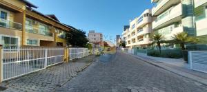 Sobrado no Centro de Bombinhas - próximo a praia e comércio em geral