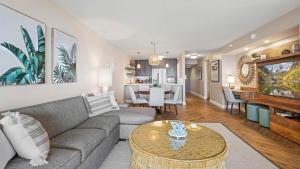 Luxury Oceanfront 2 Bedroom Apartment at Waikiki Beach Tower