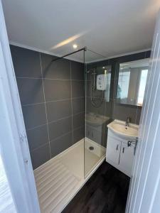 Garden lodge with Sea Views