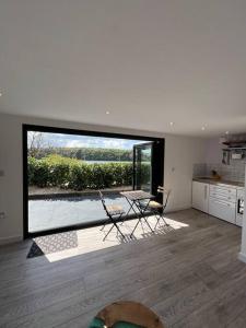 Garden lodge with Sea Views