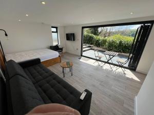 Garden lodge with Sea Views