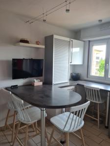 Appartements Appartement classe 3 etoiles, parking gratuit, proche centre-ville : photos des chambres