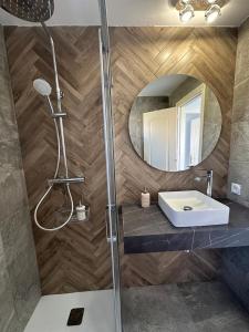 Oliva Nova flat in front of MET