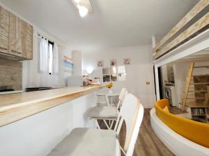 THELMA 1 MINUTO A PIÉ DEL MAR