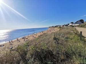 Sur la plage de Bonne Source les pieds dans leau