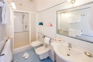 Double or Twin Room with Side Sea View