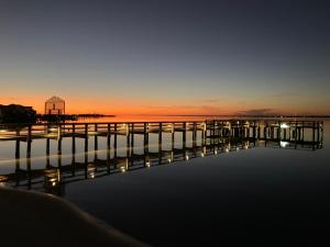 Romantic condo for 2-Sunset Harbor Palms 1-205, pool, fishing pier
