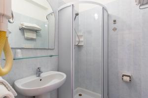 Standard Double or Twin Room with side Sea View room in Hotel Metropole