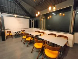 MonkeyCap Tourist Hostel - Bhātghar