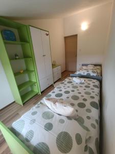 Apartman L&V sa dvorištem i hidromasažnim bazenom