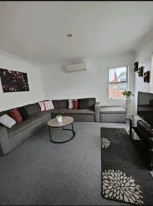 Home Close to Amenities and Airport. - 曼努考市