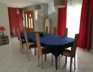 Maison au calme avec piscine l'été - Sambin