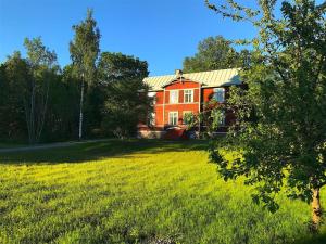 Big spacious countryhouse typical Swedish red wooden house (1h from Stockholm)