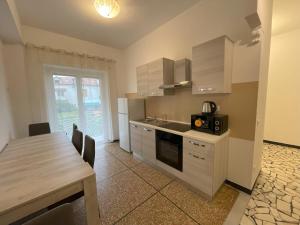 Airaldi8 - Trilocale nel budello ampio e soleggiato 50 m dal mare