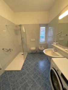 Airaldi8 - Trilocale nel budello ampio e soleggiato 50 m dal mare