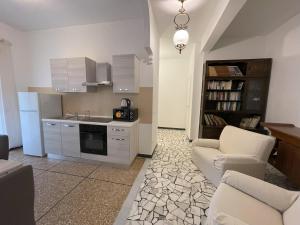 Airaldi8 - Trilocale nel budello ampio e soleggiato 50 m dal mare