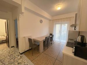 Airaldi8 - Trilocale nel budello ampio e soleggiato 50 m dal mare