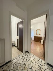 Airaldi8 - Trilocale nel budello ampio e soleggiato 50 m dal mare